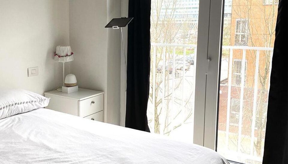 Ontdek dit prachtig afgewerkte nieuwbouwappartement (2017), gelegen in de gegeerde residentie Kaai 37 aan het Kempisch Dok. Dankzij de uitstekende ligging en de gunstige energiescore (A) geniet u hier van comfortabel en energiezuinig wonen.

Via de ruime 