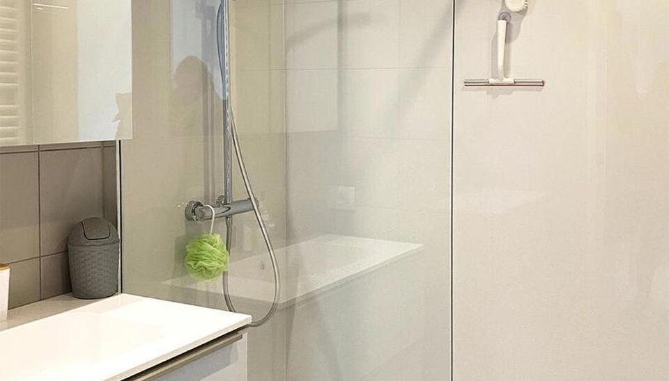 Ontdek dit prachtig afgewerkte nieuwbouwappartement (2017), gelegen in de gegeerde residentie Kaai 37 aan het Kempisch Dok. Dankzij de uitstekende ligging en de gunstige energiescore (A) geniet u hier van comfortabel en energiezuinig wonen.

Via de ruime 