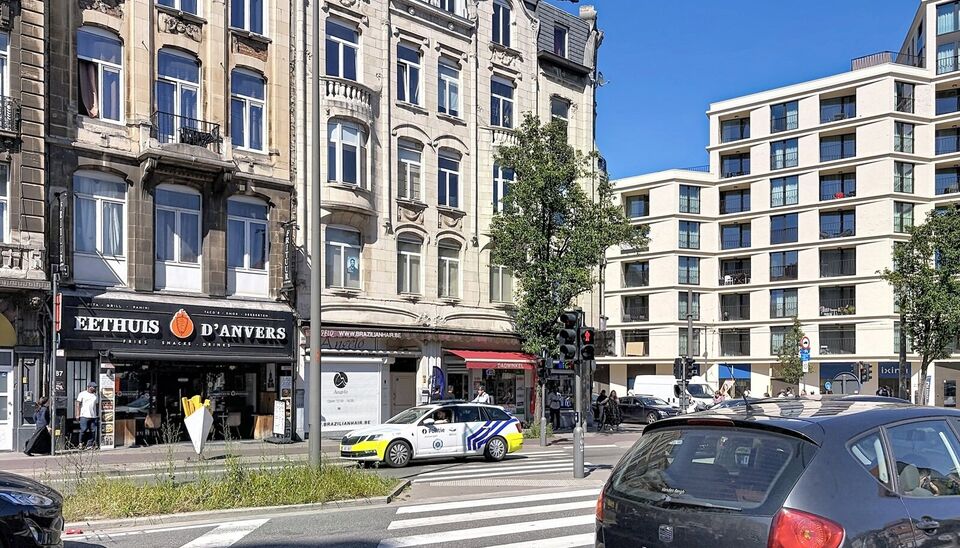 Charmant instapklaar appartement op de 2e verdieping met aangenaam open uitzicht. Inkomhal met vestiairekast. Lichtrijke woonkamer (ca. 22m&sup2;) op authentieke plankenvloer en een schouwelement. Aansluitend de half open keuken voorzien van gasfornuis, dampk