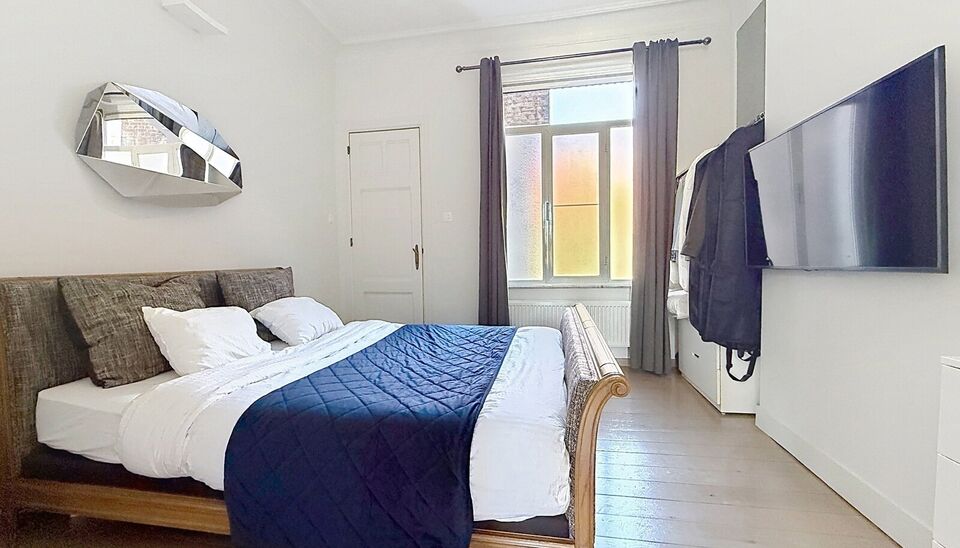 Charmant instapklaar appartement op de 2e verdieping met aangenaam open uitzicht. Inkomhal met vestiairekast. Lichtrijke woonkamer (ca. 22m&sup2;) op authentieke plankenvloer en een schouwelement. Aansluitend de half open keuken voorzien van gasfornuis, dampk