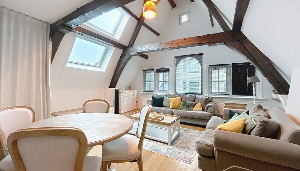 UUniek en authentiek appartement te huur op de derde verdieping, gelegen in de bekende Kammenstraat. Stap binnen in dit charmante appartement dat voorzien is van alle comfort.

De leefruimte met parketvloer baadt in natuurlijk licht en biedt zicht op de k