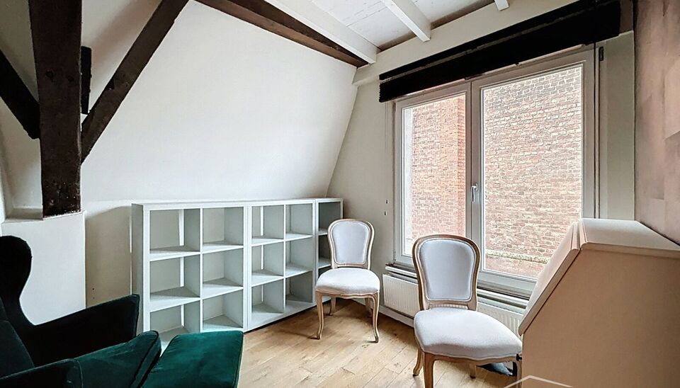 UUniek en authentiek appartement te huur op de derde verdieping, gelegen in de bekende Kammenstraat. Stap binnen in dit charmante appartement dat voorzien is van alle comfort.

De leefruimte met parketvloer baadt in natuurlijk licht en biedt zicht op de k