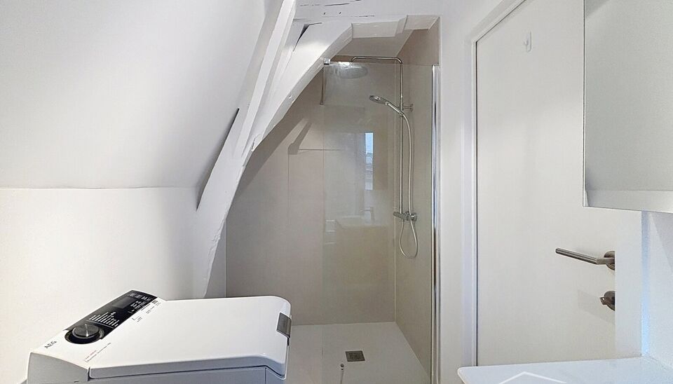 UUniek en authentiek appartement te huur op de derde verdieping, gelegen in de bekende Kammenstraat. Stap binnen in dit charmante appartement dat voorzien is van alle comfort.

De leefruimte met parketvloer baadt in natuurlijk licht en biedt zicht op de k