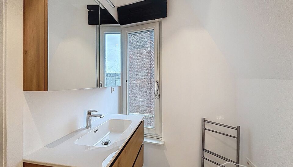 UUniek en authentiek appartement te huur op de derde verdieping, gelegen in de bekende Kammenstraat. Stap binnen in dit charmante appartement dat voorzien is van alle comfort.

De leefruimte met parketvloer baadt in natuurlijk licht en biedt zicht op de k