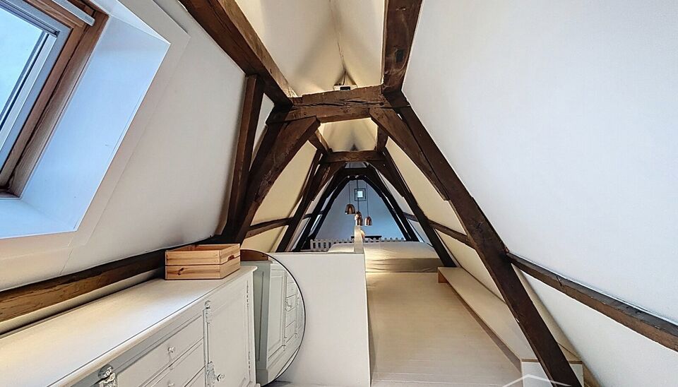 UUniek en authentiek appartement te huur op de derde verdieping, gelegen in de bekende Kammenstraat. Stap binnen in dit charmante appartement dat voorzien is van alle comfort.

De leefruimte met parketvloer baadt in natuurlijk licht en biedt zicht op de k
