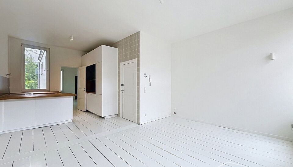 Lichtrijk en volledig gerenoveerd appartement met &eacute;&eacute;n slaapkamer, gelegen op wandelafstand van het park Hof Van Leysen in de Harmoniewijk..
Het appartement bevindt zich op de tweede verdieping in een kleinschalig gebouw. Een lichtrijke leefruimte met op