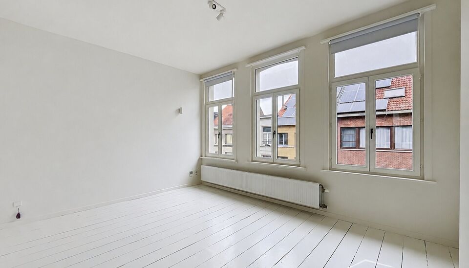 Lichtrijk en volledig gerenoveerd appartement met &eacute;&eacute;n slaapkamer, gelegen op wandelafstand van het park Hof Van Leysen in de Harmoniewijk..
Het appartement bevindt zich op de tweede verdieping in een kleinschalig gebouw. Een lichtrijke leefruimte met op