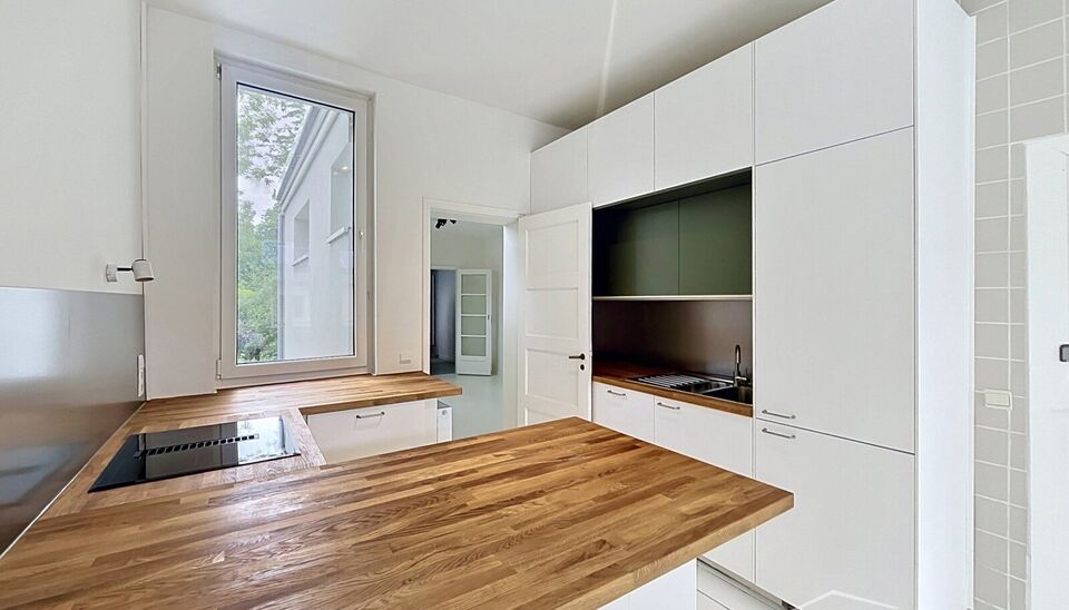 Lichtrijk en volledig gerenoveerd appartement met &eacute;&eacute;n slaapkamer, gelegen op wandelafstand van het park Hof Van Leysen in de Harmoniewijk..
Het appartement bevindt zich op de tweede verdieping in een kleinschalig gebouw. Een lichtrijke leefruimte met op