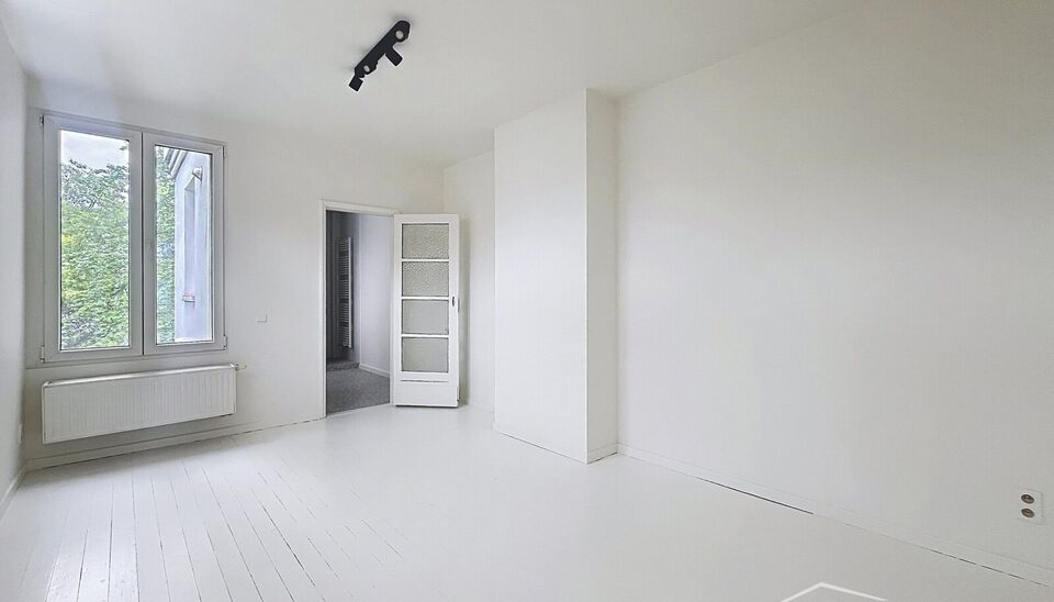 Lichtrijk en volledig gerenoveerd appartement met &eacute;&eacute;n slaapkamer, gelegen op wandelafstand van het park Hof Van Leysen in de Harmoniewijk..
Het appartement bevindt zich op de tweede verdieping in een kleinschalig gebouw. Een lichtrijke leefruimte met op