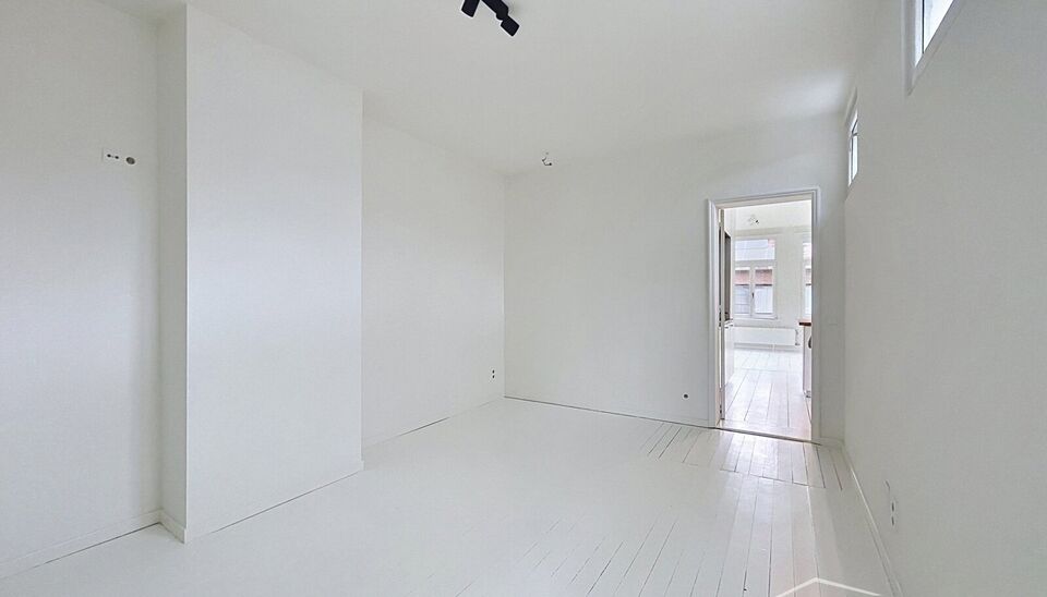 Lichtrijk en volledig gerenoveerd appartement met &eacute;&eacute;n slaapkamer, gelegen op wandelafstand van het park Hof Van Leysen in de Harmoniewijk..
Het appartement bevindt zich op de tweede verdieping in een kleinschalig gebouw. Een lichtrijke leefruimte met op