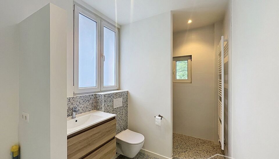 Lichtrijk en volledig gerenoveerd appartement met &eacute;&eacute;n slaapkamer, gelegen op wandelafstand van het park Hof Van Leysen in de Harmoniewijk..
Het appartement bevindt zich op de tweede verdieping in een kleinschalig gebouw. Een lichtrijke leefruimte met op