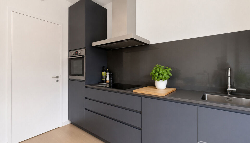 Ontdek dit prachtig afgewerkte nieuwbouwappartement (2017), gelegen in de gegeerde residentie Kaai 37 aan het Kempisch Dok. Dankzij de uitstekende ligging en de gunstige energiescore (A) geniet u hier van comfortabel en energiezuinig wonen.

Via de ruime 