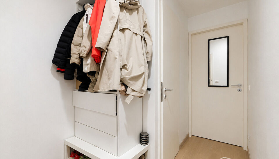 Ontdek dit prachtig afgewerkte nieuwbouwappartement (2017), gelegen in de gegeerde residentie Kaai 37 aan het Kempisch Dok. Dankzij de uitstekende ligging en de gunstige energiescore (A) geniet u hier van comfortabel en energiezuinig wonen.

Via de ruime 