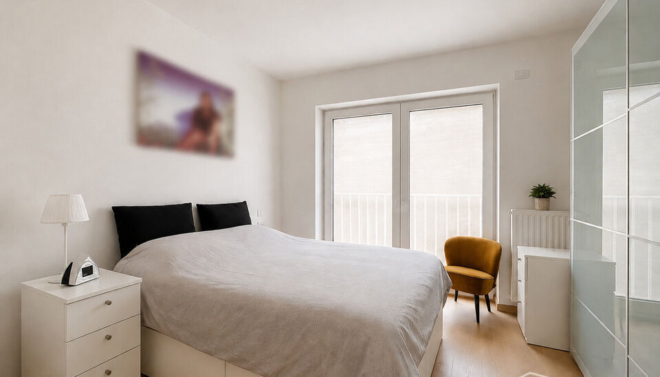 Ontdek dit prachtig afgewerkte nieuwbouwappartement (2017), gelegen in de gegeerde residentie Kaai 37 aan het Kempisch Dok. Dankzij de uitstekende ligging en de gunstige energiescore (A) geniet u hier van comfortabel en energiezuinig wonen.

Via de ruime 