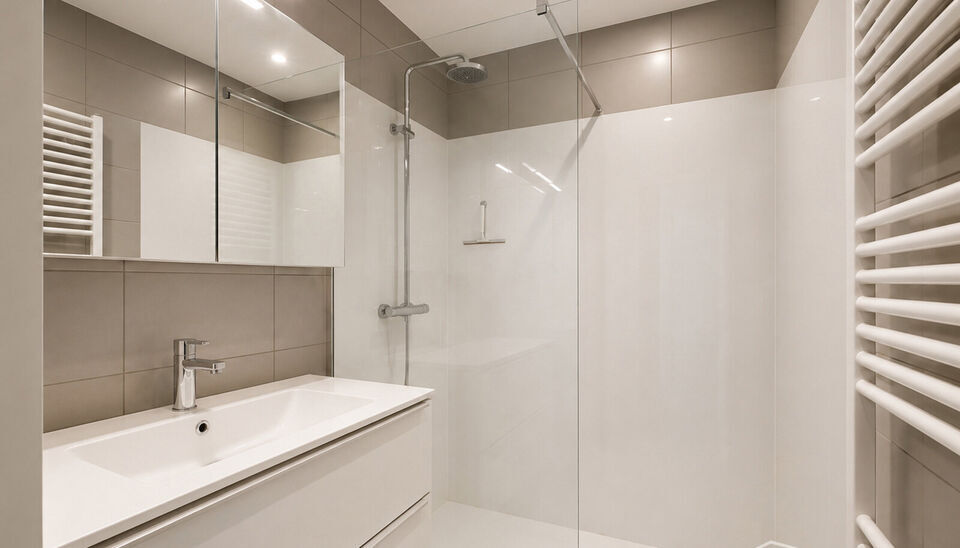 Ontdek dit prachtig afgewerkte nieuwbouwappartement (2017), gelegen in de gegeerde residentie Kaai 37 aan het Kempisch Dok. Dankzij de uitstekende ligging en de gunstige energiescore (A) geniet u hier van comfortabel en energiezuinig wonen.

Via de ruime 