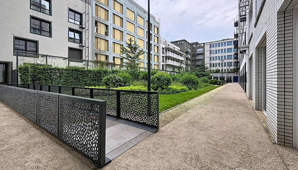 Ontdek dit prachtig afgewerkte nieuwbouwappartement (2017), gelegen in de gegeerde residentie Kaai 37 aan het Kempisch Dok. Dankzij de uitstekende ligging en de gunstige energiescore (A) geniet u hier van comfortabel en energiezuinig wonen.

Via de ruime 