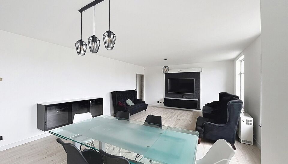 Prachtig gemeubeld appartement met twee slaapkamers, gelegen aan het bruisende Sint-Jansplein. Dit stijlvolle appartement bevindt zich op de derde verdieping en is vlot bereikbaar met de lift.
Bij binnenkomst wordt u verwelkomd in de inkomhal, waar een ru