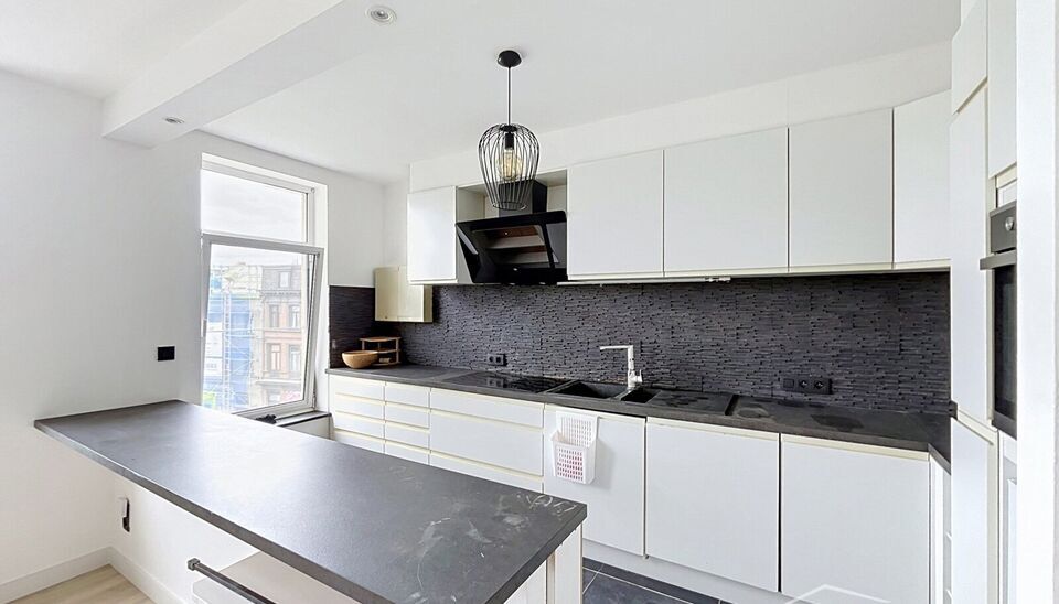 Prachtig gemeubeld appartement met twee slaapkamers, gelegen aan het bruisende Sint-Jansplein. Dit stijlvolle appartement bevindt zich op de derde verdieping en is vlot bereikbaar met de lift.
Bij binnenkomst wordt u verwelkomd in de inkomhal, waar een ru