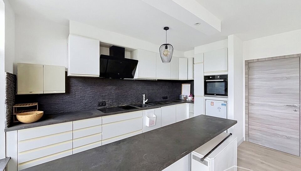 Prachtig gemeubeld appartement met twee slaapkamers, gelegen aan het bruisende Sint-Jansplein. Dit stijlvolle appartement bevindt zich op de derde verdieping en is vlot bereikbaar met de lift.
Bij binnenkomst wordt u verwelkomd in de inkomhal, waar een ru