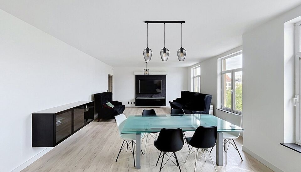 Prachtig gemeubeld appartement met twee slaapkamers, gelegen aan het bruisende Sint-Jansplein. Dit stijlvolle appartement bevindt zich op de derde verdieping en is vlot bereikbaar met de lift.
Bij binnenkomst wordt u verwelkomd in de inkomhal, waar een ru