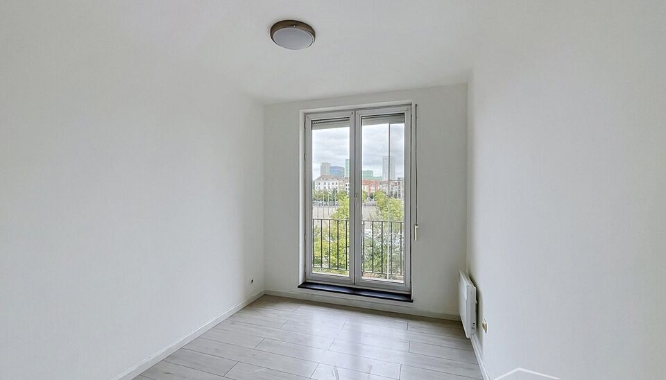 Prachtig gemeubeld appartement met twee slaapkamers, gelegen aan het bruisende Sint-Jansplein. Dit stijlvolle appartement bevindt zich op de derde verdieping en is vlot bereikbaar met de lift.
Bij binnenkomst wordt u verwelkomd in de inkomhal, waar een ru