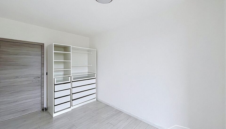 Prachtig gemeubeld appartement met twee slaapkamers, gelegen aan het bruisende Sint-Jansplein. Dit stijlvolle appartement bevindt zich op de derde verdieping en is vlot bereikbaar met de lift.
Bij binnenkomst wordt u verwelkomd in de inkomhal, waar een ru