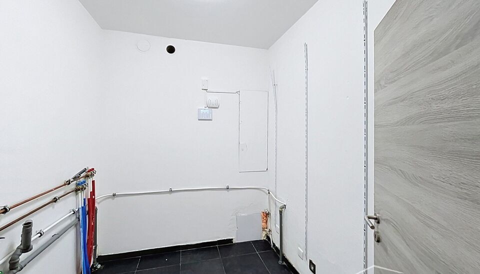 Prachtig gemeubeld appartement met twee slaapkamers, gelegen aan het bruisende Sint-Jansplein. Dit stijlvolle appartement bevindt zich op de derde verdieping en is vlot bereikbaar met de lift.
Bij binnenkomst wordt u verwelkomd in de inkomhal, waar een ru