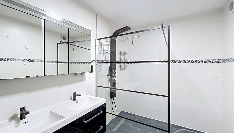 Prachtig gemeubeld appartement met twee slaapkamers, gelegen aan het bruisende Sint-Jansplein. Dit stijlvolle appartement bevindt zich op de derde verdieping en is vlot bereikbaar met de lift.
Bij binnenkomst wordt u verwelkomd in de inkomhal, waar een ru