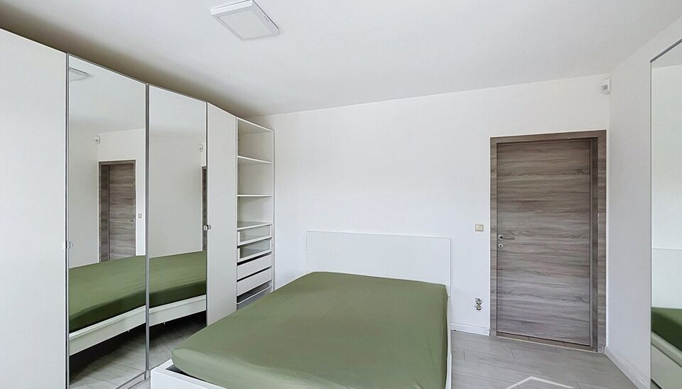 Prachtig gemeubeld appartement met twee slaapkamers, gelegen aan het bruisende Sint-Jansplein. Dit stijlvolle appartement bevindt zich op de derde verdieping en is vlot bereikbaar met de lift.
Bij binnenkomst wordt u verwelkomd in de inkomhal, waar een ru