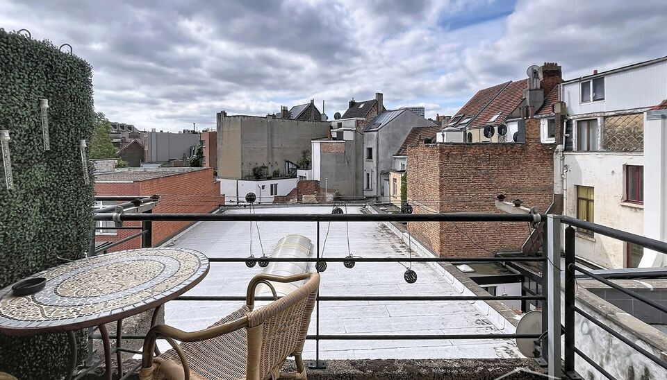 Prachtig gemeubeld appartement met twee slaapkamers, gelegen aan het bruisende Sint-Jansplein. Dit stijlvolle appartement bevindt zich op de derde verdieping en is vlot bereikbaar met de lift.
Bij binnenkomst wordt u verwelkomd in de inkomhal, waar een ru