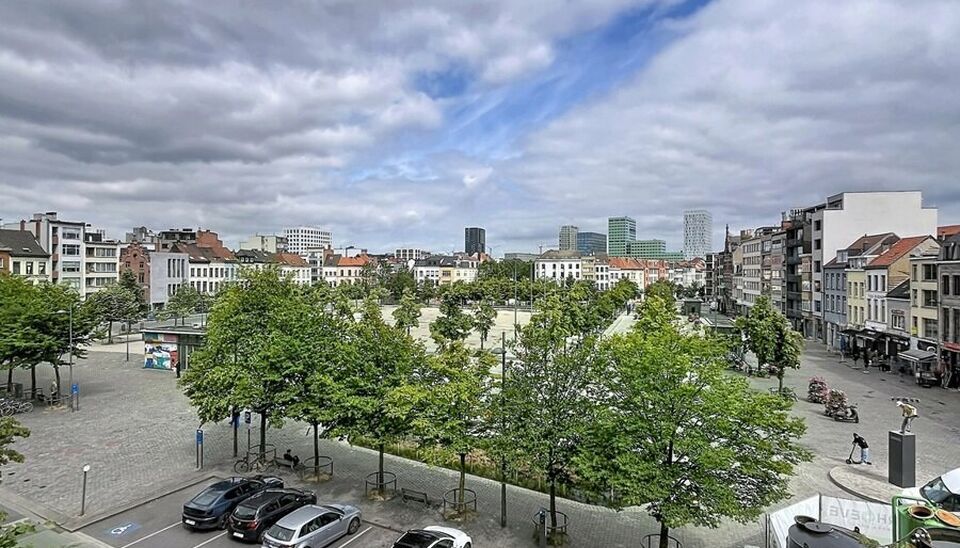 Prachtig gemeubeld appartement met twee slaapkamers, gelegen aan het bruisende Sint-Jansplein. Dit stijlvolle appartement bevindt zich op de derde verdieping en is vlot bereikbaar met de lift.
Bij binnenkomst wordt u verwelkomd in de inkomhal, waar een ru