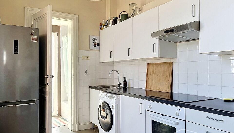 Lichtrijk appartement met balkon in het bruisende Brederodewijk, op wandelafstand van het KMSKA en het Zuidpark.
Vooraan bevindt zich de slaapkamer met aansluitend een extra kamer, ideaal als bureau of dressing. Verder door komt u in de aangename leefruim