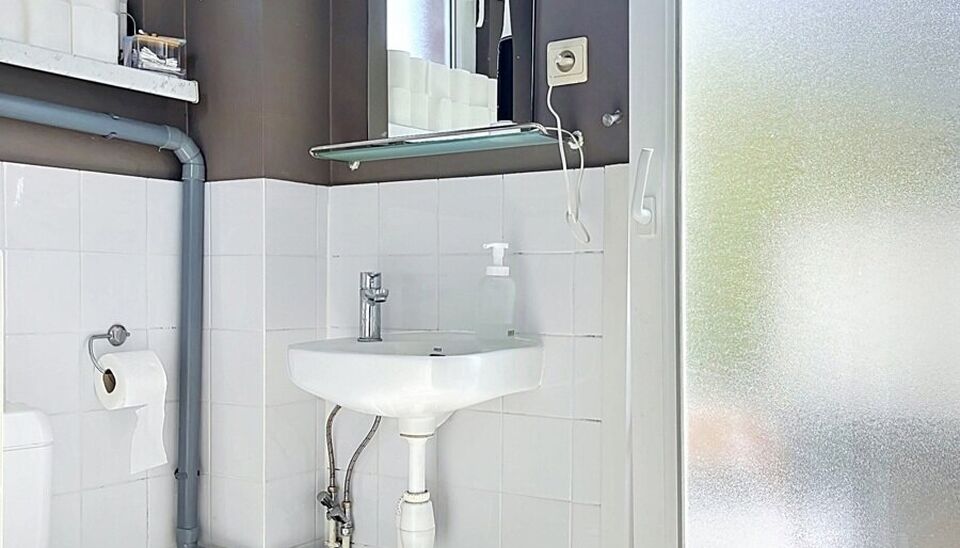 Lichtrijk appartement met balkon in het bruisende Brederodewijk, op wandelafstand van het KMSKA en het Zuidpark.
Vooraan bevindt zich de slaapkamer met aansluitend een extra kamer, ideaal als bureau of dressing. Verder door komt u in de aangename leefruim