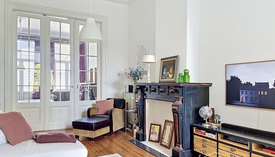 Lichtrijk appartement met balkon in het bruisende Brederodewijk, op wandelafstand van het KMSKA en het Zuidpark.
Vooraan bevindt zich de slaapkamer met aansluitend een extra kamer, ideaal als bureau of dressing. Verder door komt u in de aangename leefruim