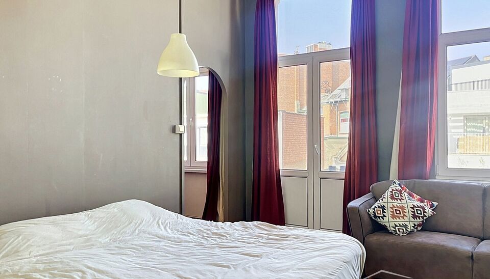 Lichtrijk appartement met balkon in het bruisende Brederodewijk, op wandelafstand van het KMSKA en het Zuidpark.
Vooraan bevindt zich de slaapkamer met aansluitend een extra kamer, ideaal als bureau of dressing. Verder door komt u in de aangename leefruim