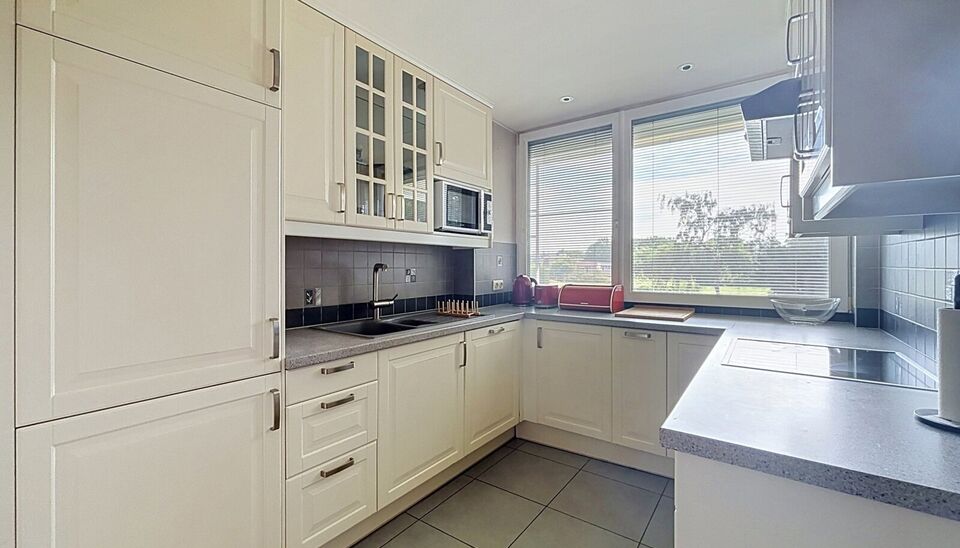 Bent u op zoek naar een comfortabel, instapklaar appartement? Dit instapklare appartement biedt alles wat u nodig heeft! De inkomhal geeft toegang tot een ruime vestiaire en sluit naadloos aan op de keuken. Deze is voorzien van inductievuur, vaatwasser, k