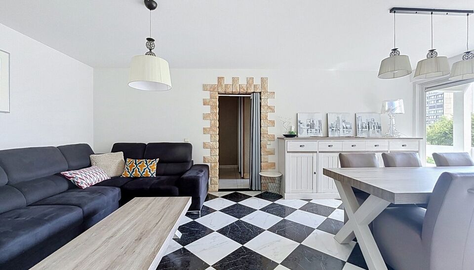 Bent u op zoek naar een comfortabel, instapklaar appartement? Dit instapklare appartement biedt alles wat u nodig heeft! De inkomhal geeft toegang tot een ruime vestiaire en sluit naadloos aan op de keuken. Deze is voorzien van inductievuur, vaatwasser, k