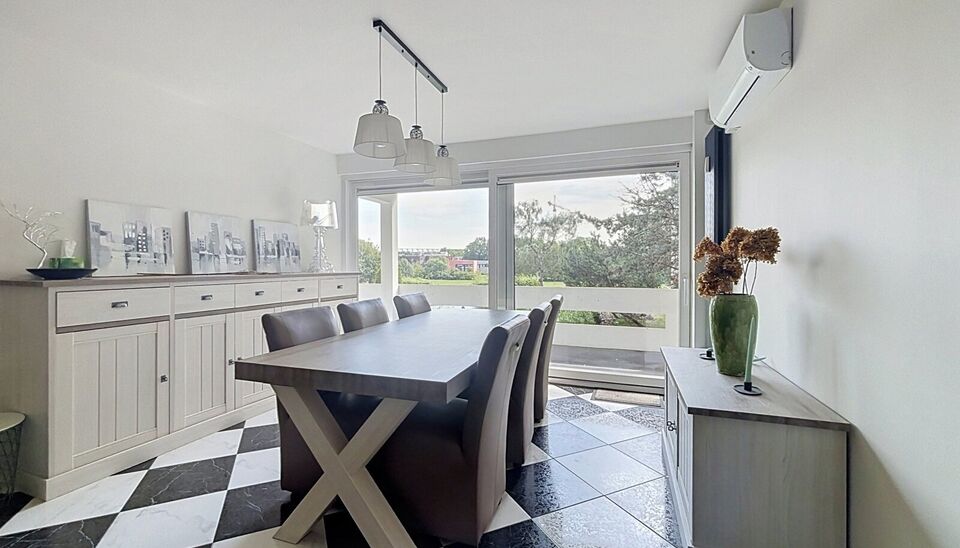 Bent u op zoek naar een comfortabel, instapklaar appartement? Dit instapklare appartement biedt alles wat u nodig heeft! De inkomhal geeft toegang tot een ruime vestiaire en sluit naadloos aan op de keuken. Deze is voorzien van inductievuur, vaatwasser, k