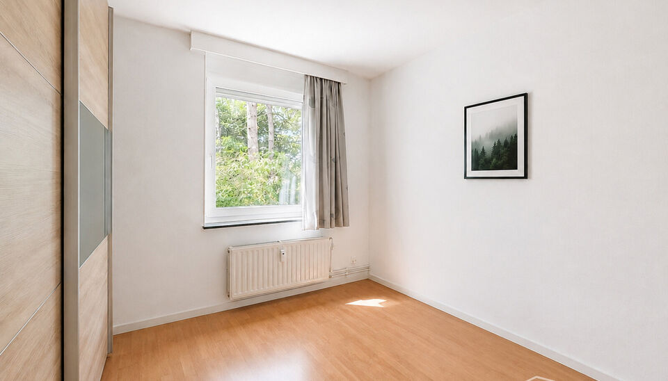 Bent u op zoek naar een comfortabel, instapklaar appartement? Dit instapklare appartement biedt alles wat u nodig heeft! De inkomhal geeft toegang tot een ruime vestiaire en sluit naadloos aan op de keuken. Deze is voorzien van inductievuur, vaatwasser, k