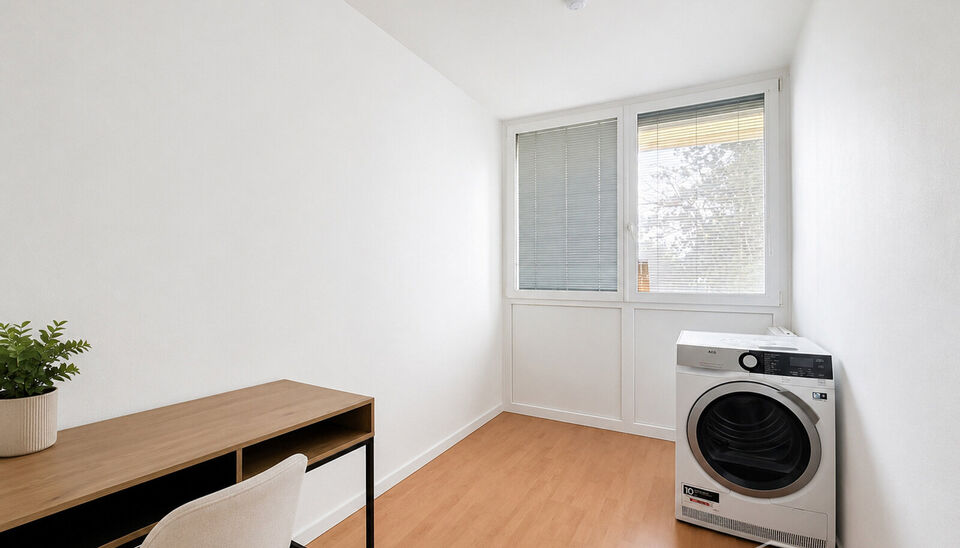 Bent u op zoek naar een comfortabel, instapklaar appartement? Dit instapklare appartement biedt alles wat u nodig heeft! De inkomhal geeft toegang tot een ruime vestiaire en sluit naadloos aan op de keuken. Deze is voorzien van inductievuur, vaatwasser, k