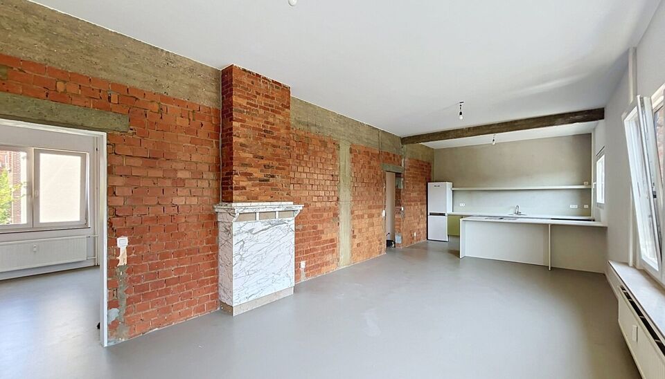 Dit aangename appartement bevindt zich op de eerste verdieping van een kleinschalig gebouw met lift, op een uitstekende ligging op wandelafstand van het Te Boelaarpark.
Via de inkomhal met vestiaire betreedt u de woning. De lichtrijke leefruimte geniet da