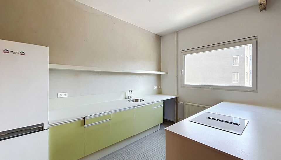 Dit aangename appartement bevindt zich op de eerste verdieping van een kleinschalig gebouw met lift, op een uitstekende ligging op wandelafstand van het Te Boelaarpark.
Via de inkomhal met vestiaire betreedt u de woning. De lichtrijke leefruimte geniet da