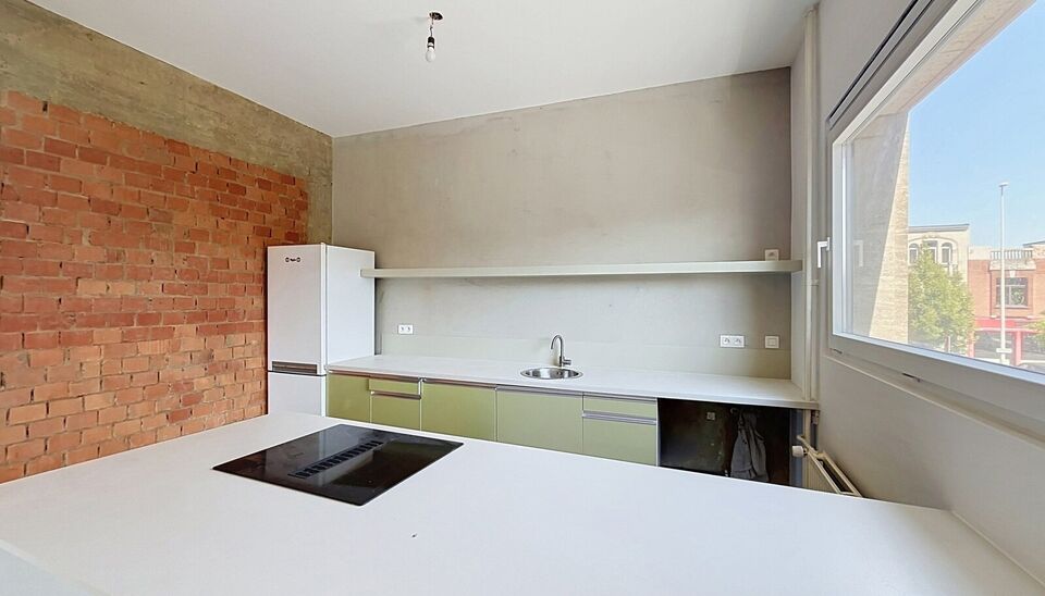 Dit aangename appartement bevindt zich op de eerste verdieping van een kleinschalig gebouw met lift, op een uitstekende ligging op wandelafstand van het Te Boelaarpark.
Via de inkomhal met vestiaire betreedt u de woning. De lichtrijke leefruimte geniet da