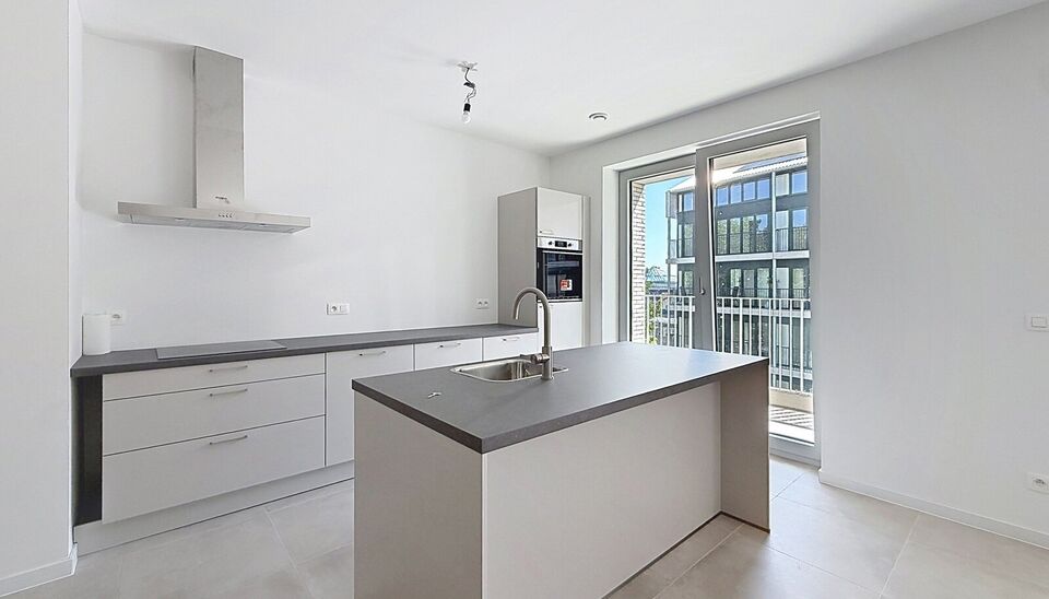 Een stijlvol en energiezuinig appartement (ca. 115 m&sup2;) met een ruim terras met prachtig uitzicht op de binnentuin van project Groene Poort. Dit unieke project werd gerealiseerd in 2026 en onderscheidt zich door zijn moderne architectuur en gemeenschappel