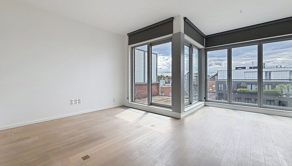 Luxueus dakappartement met twee terrassen nabij de Antwerpse kaaien.
In een rustige zijstraat van de Antwerpse kaaien bevindt zich dit stijlvolle dakappartement met twee terrassen en een aangenaam open uitzicht.
Via de inkomhal met vestiaire en apart gast