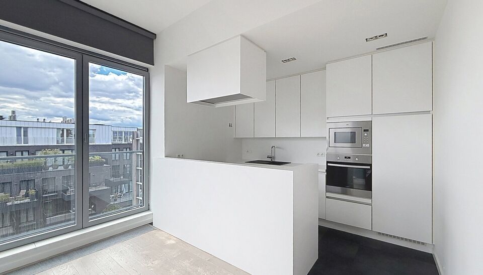 Luxueus dakappartement met twee terrassen nabij de Antwerpse kaaien.
In een rustige zijstraat van de Antwerpse kaaien bevindt zich dit stijlvolle dakappartement met twee terrassen en een aangenaam open uitzicht.
Via de inkomhal met vestiaire en apart gast