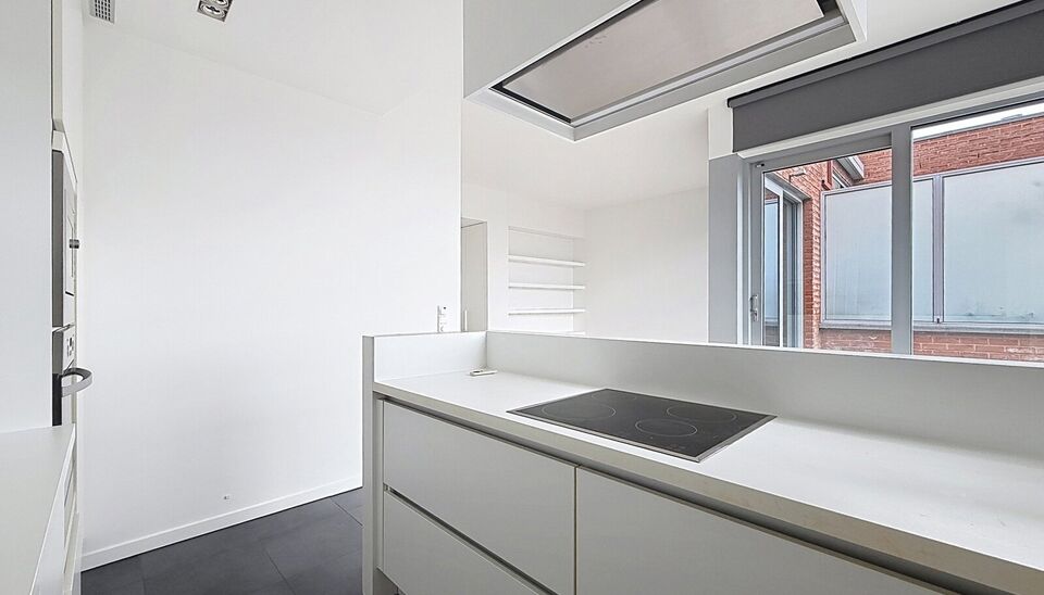 Luxueus dakappartement met twee terrassen nabij de Antwerpse kaaien.
In een rustige zijstraat van de Antwerpse kaaien bevindt zich dit stijlvolle dakappartement met twee terrassen en een aangenaam open uitzicht.
Via de inkomhal met vestiaire en apart gast