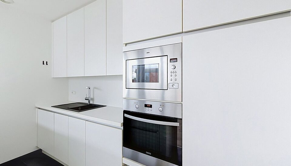 Luxueus dakappartement met twee terrassen nabij de Antwerpse kaaien.
In een rustige zijstraat van de Antwerpse kaaien bevindt zich dit stijlvolle dakappartement met twee terrassen en een aangenaam open uitzicht.
Via de inkomhal met vestiaire en apart gast