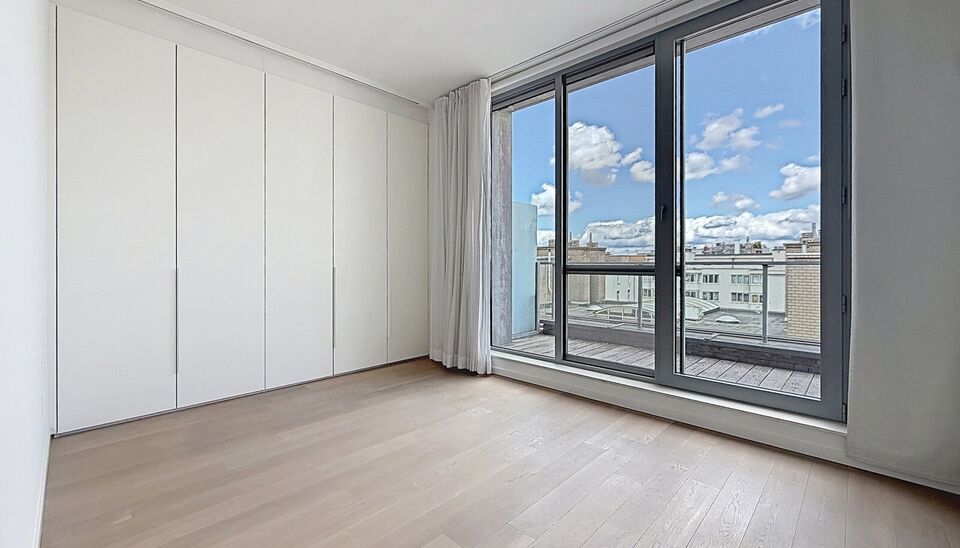 Luxueus dakappartement met twee terrassen nabij de Antwerpse kaaien.
In een rustige zijstraat van de Antwerpse kaaien bevindt zich dit stijlvolle dakappartement met twee terrassen en een aangenaam open uitzicht.
Via de inkomhal met vestiaire en apart gast