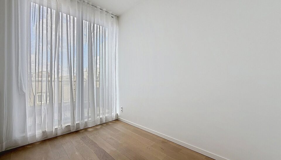 Luxueus dakappartement met twee terrassen nabij de Antwerpse kaaien.
In een rustige zijstraat van de Antwerpse kaaien bevindt zich dit stijlvolle dakappartement met twee terrassen en een aangenaam open uitzicht.
Via de inkomhal met vestiaire en apart gast
